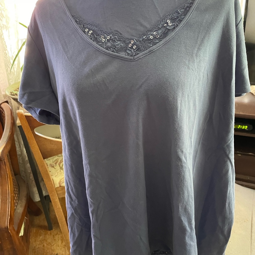 Venezia 26/28 blue tshirt with beaded inset and around bottom of tshirt. Good
